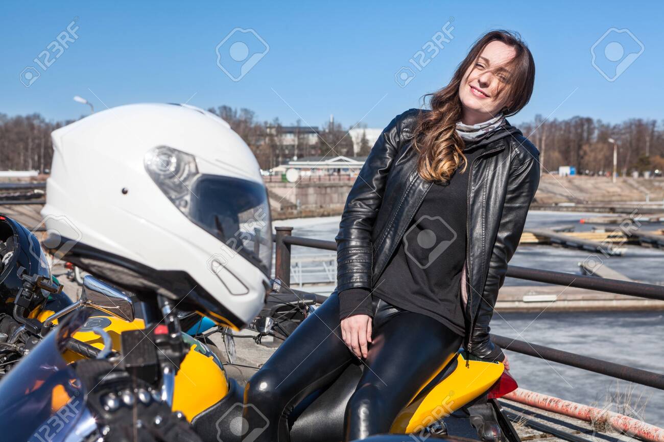 Passagère moto femme souriante avec casque blanc sur moto lors d'une sortie conviviale en France