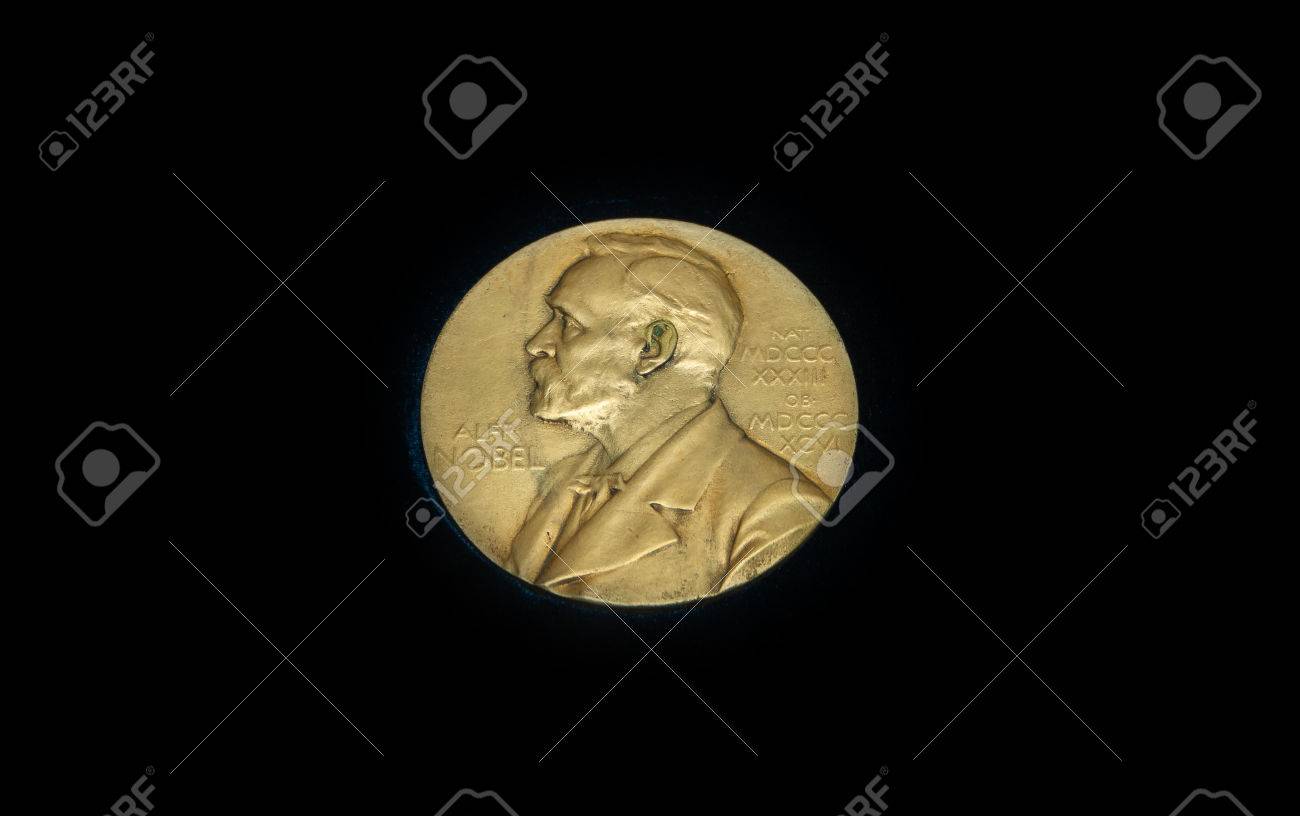 メダルは 権威ある国際的なノーベル賞に毎年授与されます 黒の背景で金目たる の写真素材 画像素材 Image