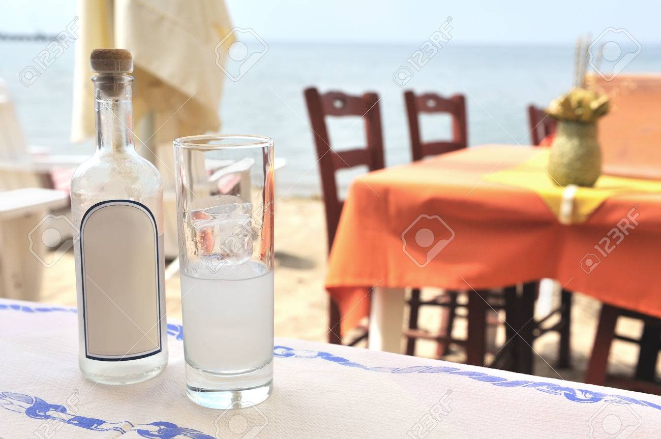 伝統的なギリシャのウーゾ の写真素材 画像素材 Image