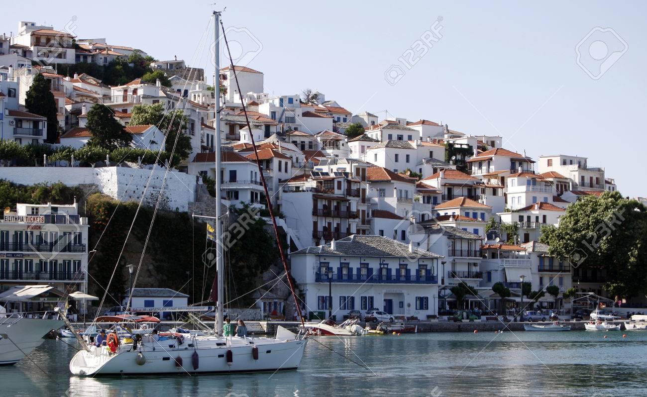 港周りにギリシャを示す住宅のスコペロス島のスコペロス タウン の写真素材 画像素材 Image