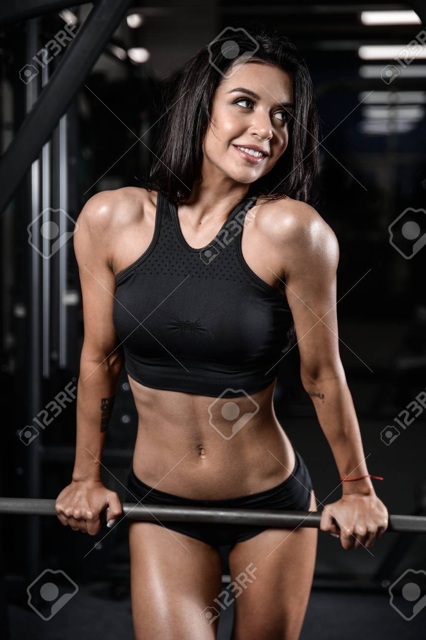 Sexy mit Brünette im Fitnessstudio Sexy mit Brünette im Fitnessstudio