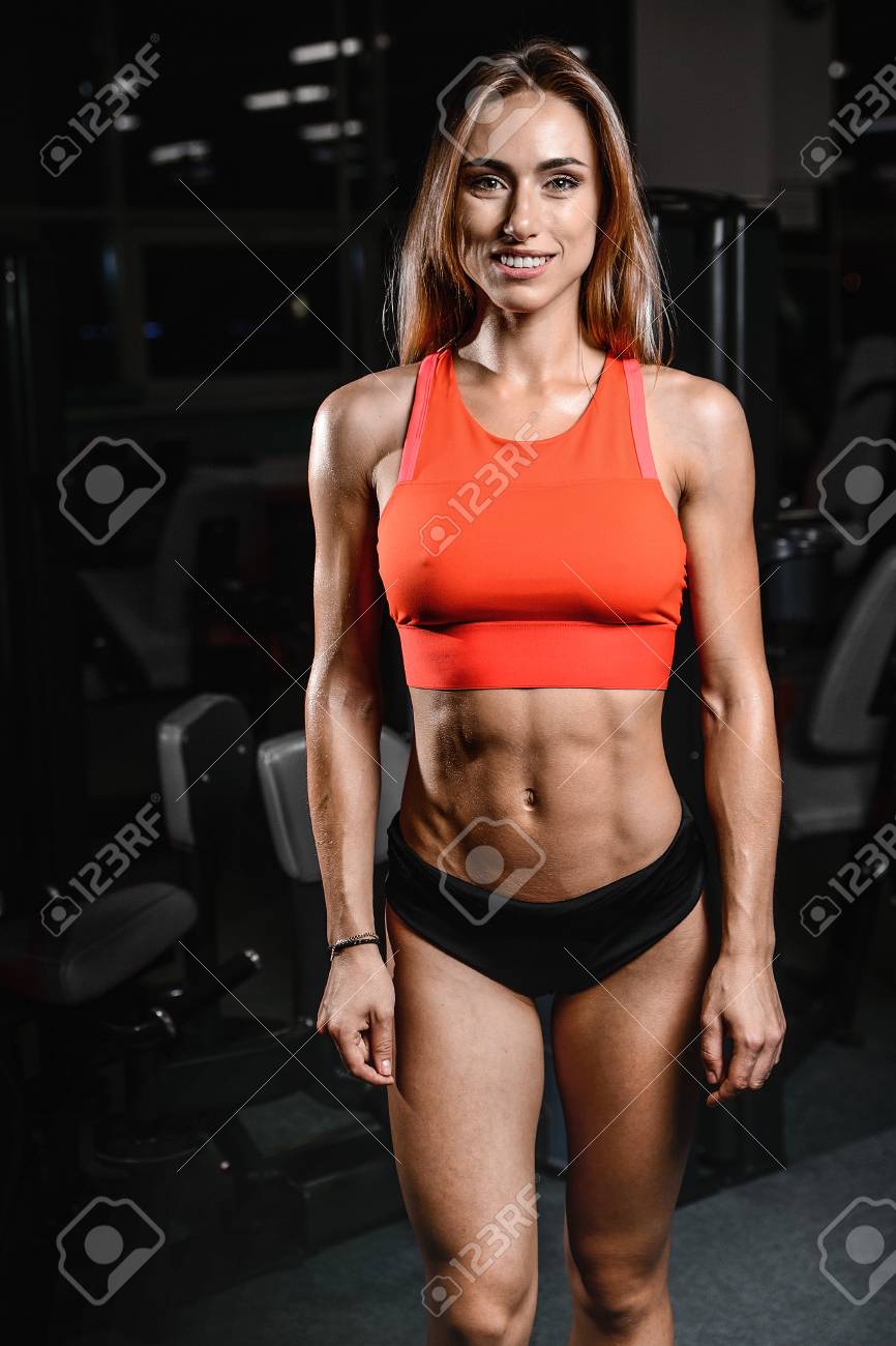 かなり白人のセクシーなフィットネス ジムで女性モデルをクローズ アップ ダイエット上半身裸のトレーニング 6 パック医療生活クランチで腹筋コンセプト男 の写真素材 画像素材 Image