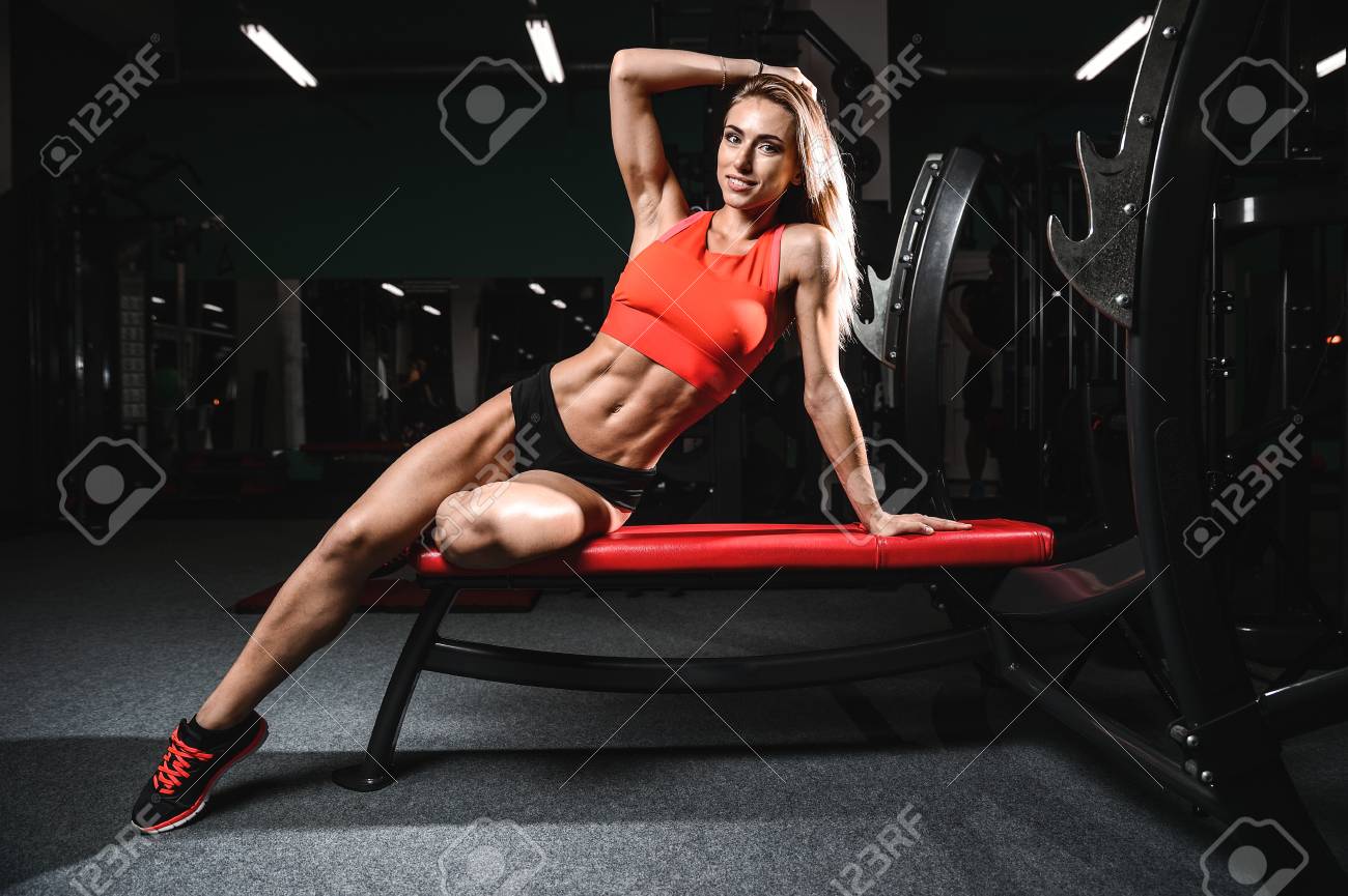 フィットネス ジムで足の長い女性と食事にセクシーなモード の写真素材 画像素材 Image