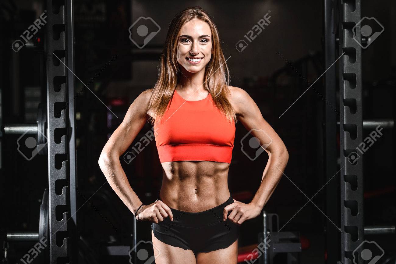 かなり白人のセクシーなフィットネス ジムで女性モデルをクローズ アップ ダイエット上半身裸のトレーニング 6 パック医療生活クランチで腹筋コンセプト男 の写真素材 画像素材 Image