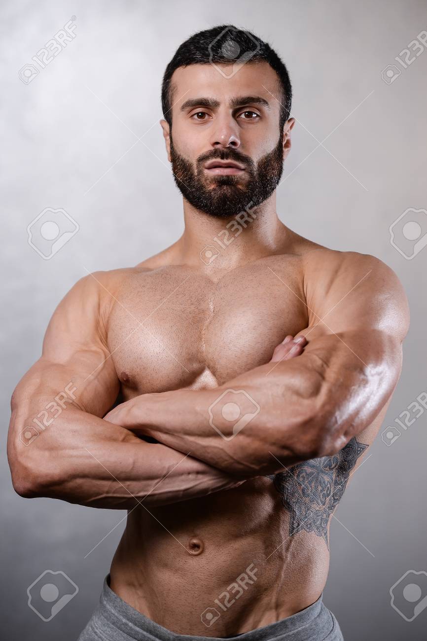 ジムの背景にハンサムな男の肖像画 フィットネスジムで残忍な筋肉質のセクシーな男性の顔 の写真素材 画像素材 Image ジムの背景にハンサムな男の肖像画 フィットネスジムで残忍な筋肉質のセクシーな男性の顔 の写真素材 画像素材 Image
