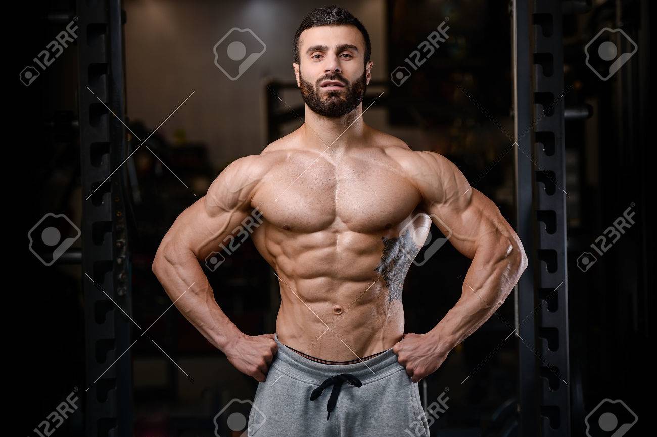 ジムでハンサムな白人セクシーなフィットネス モデルをクローズ アップ ダイエット上半身裸のトレーニング 6 パック医療生活クランチで腹筋コンセプト男 の写真素材 画像素材 Image 80004962