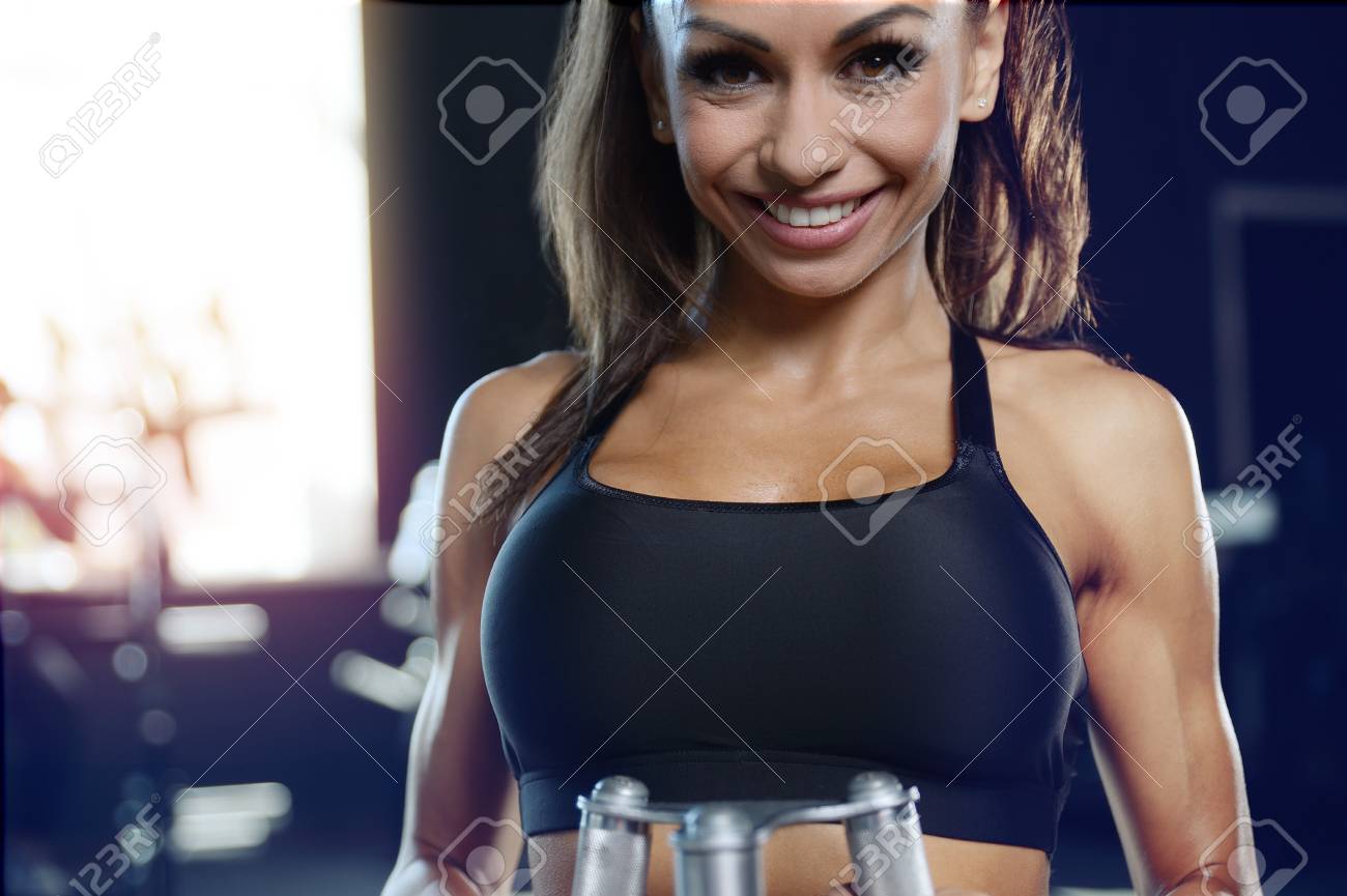 Sexy mit Brünette im Fitnessstudio Sexy mit Brünette im Fitnessstudio