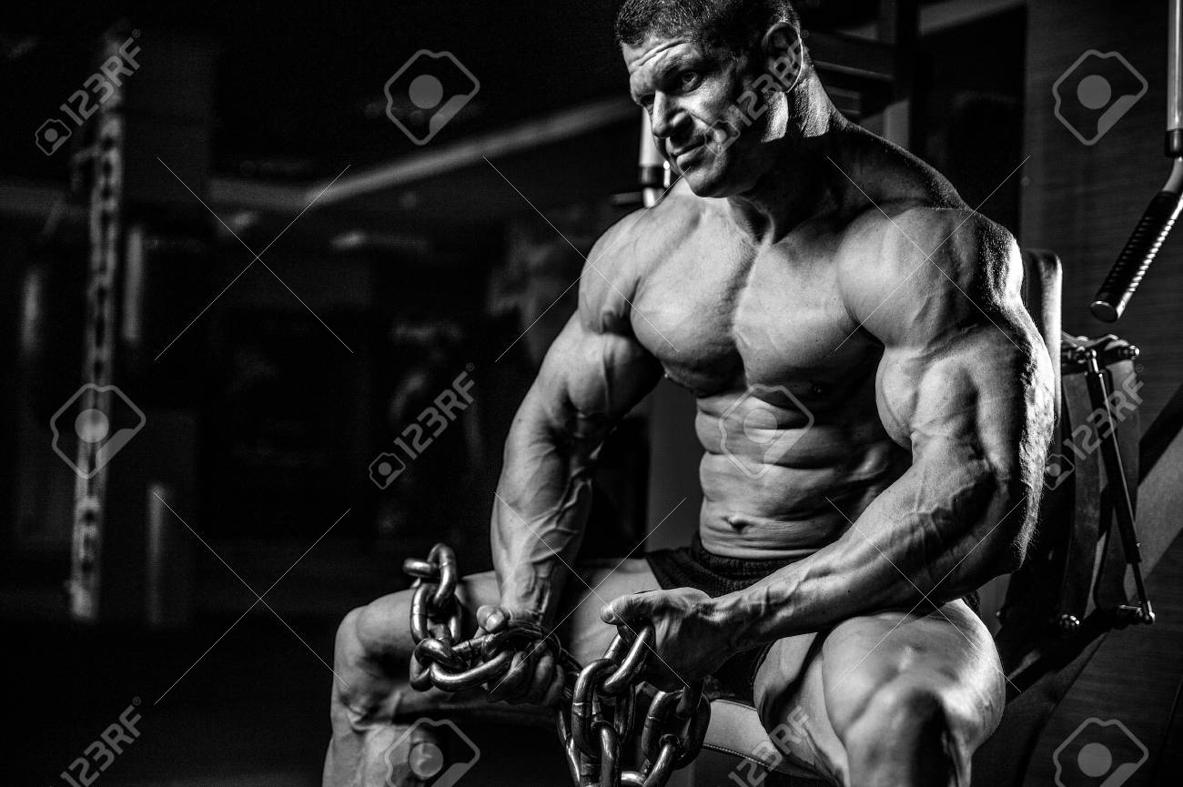 残忍なハンサムな白人ボディービルダー体重筋肉やポーズのフィットネスとボディービルの概念を汲み上げチェーンとジムでトレーニングのワークアウト の写真素材 画像素材 Image 残忍なハンサムな白人ボディービルダー体重筋肉やポーズのフィットネスとボディービルの概念を汲み上げチェーンとジムでトレーニングのワークアウト の写真素材 画像素材 Image
