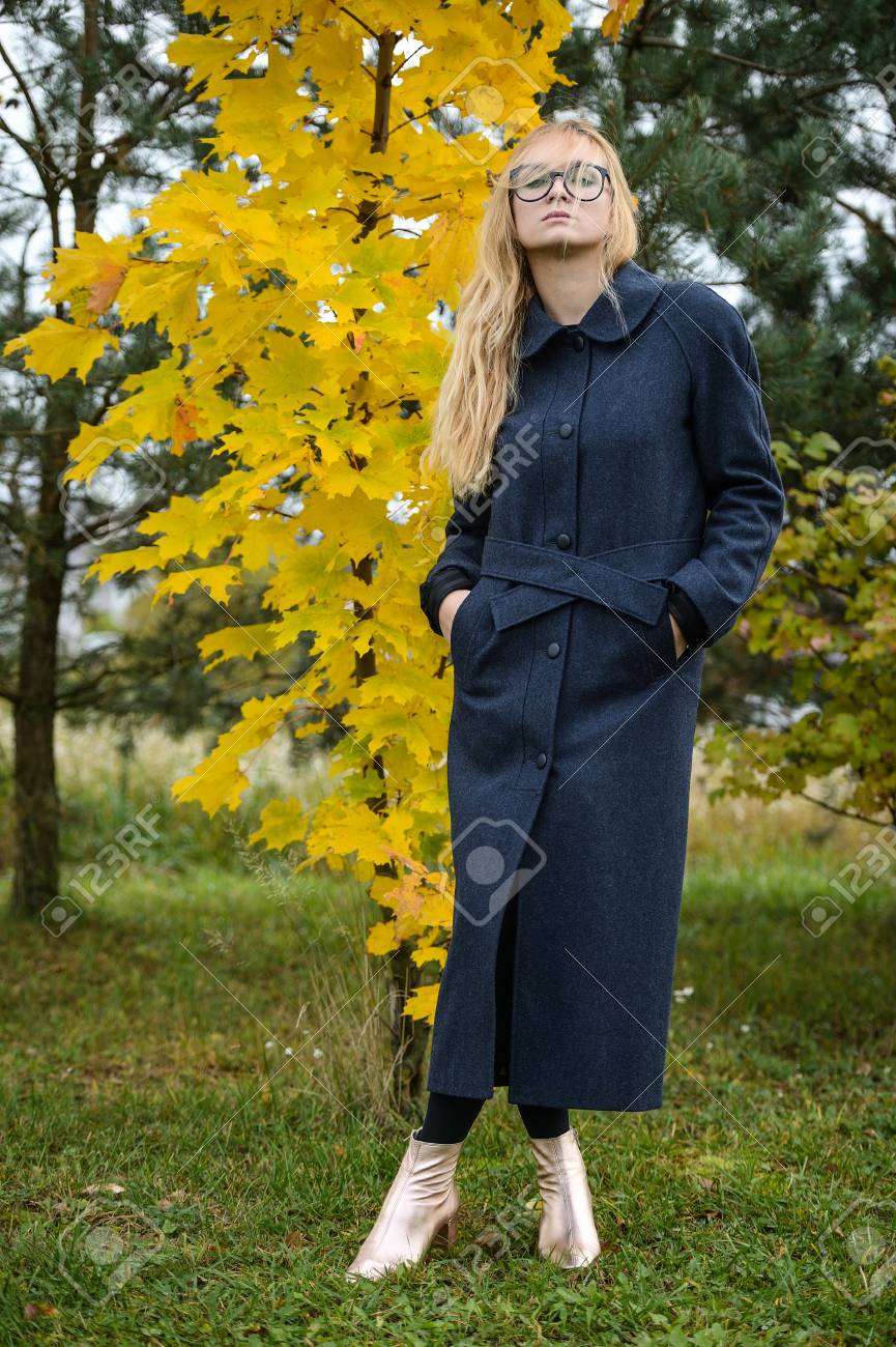 かわいいよく服を着てかなり若い白人金髪アダルト十代の少女ファッションのドレス コート屋外道路と家霧田舎風景フィールド春や秋の天気落ち込んで気分の近く の写真素材 画像素材 Image 50