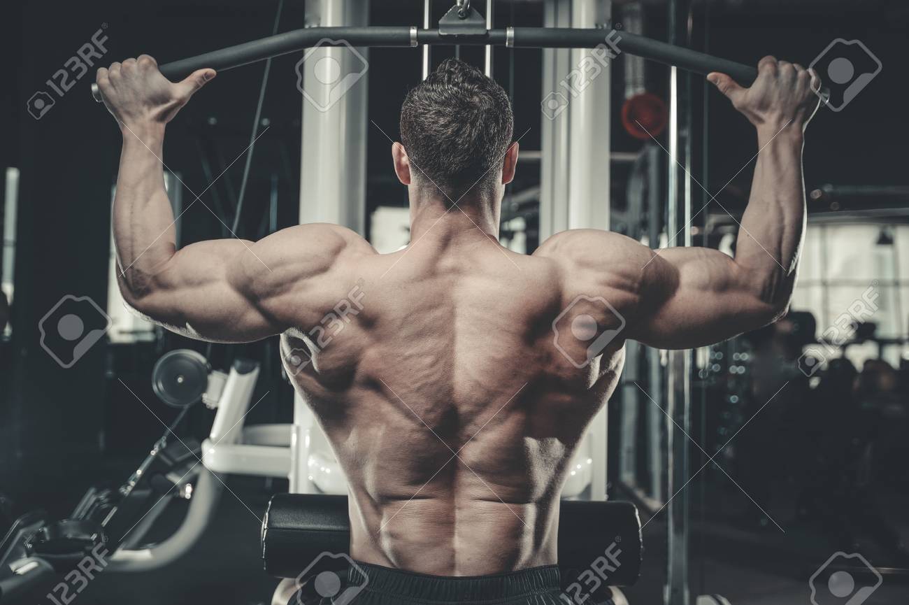背中背筋を汲み上げトレーニング ワークアウト モデル外観のハンサムな若い筋肉白人男筋肉ジム フィットネスとボディービルのコンセプトをポーズのマシンの重量を得ることで の写真素材 画像素材 Image 7705