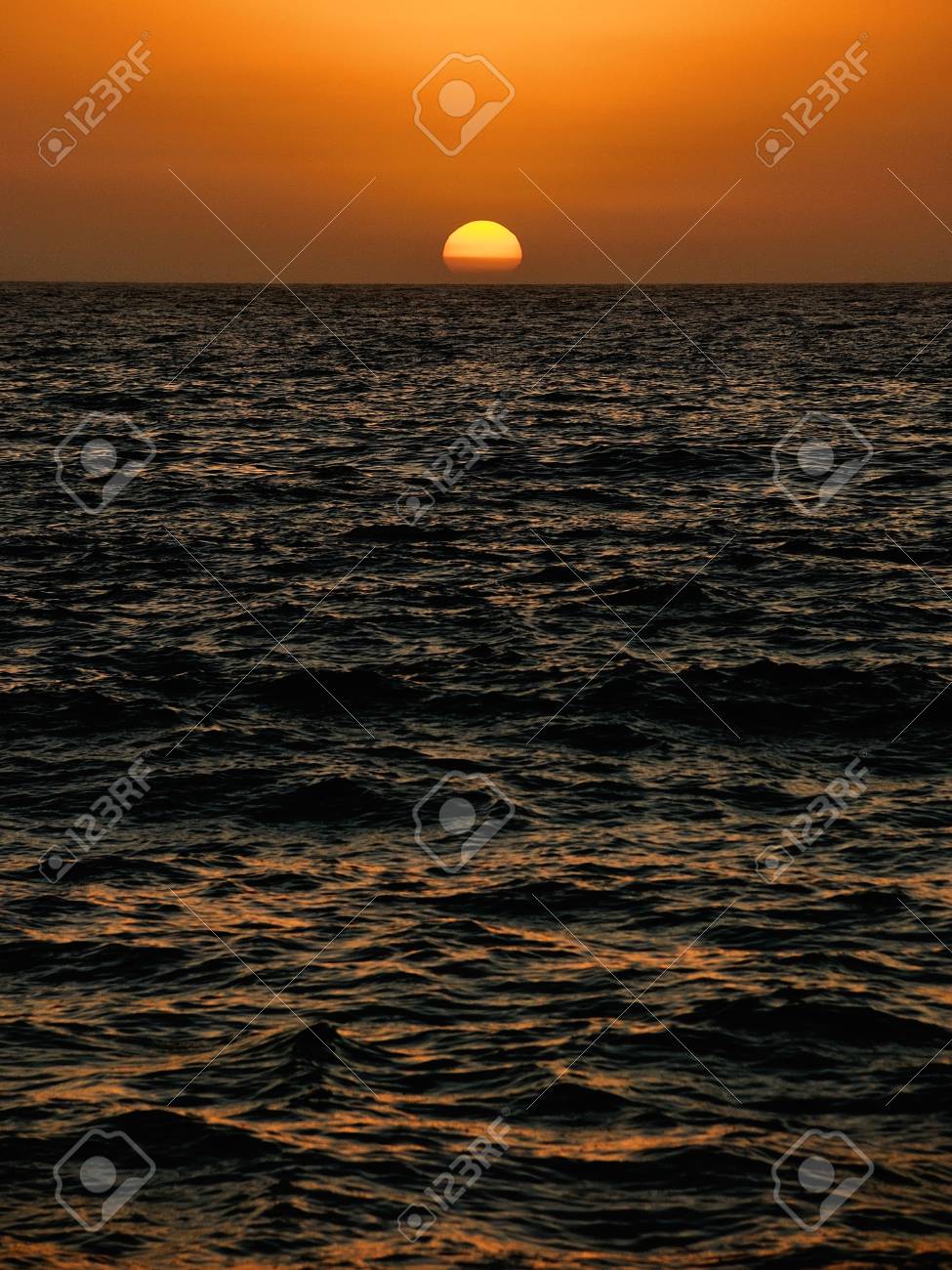 Setting Sun Over The Oceanの写真素材 画像素材image