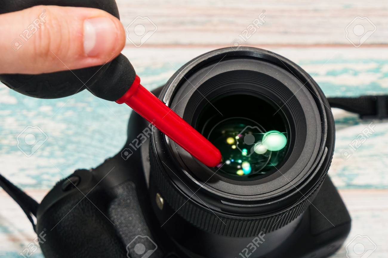 Staubentfernung Von Einem Digitalen Slr Kameraobjektiv Mit Einer Luftpumpe Kummert Sich Um Professionelles Fotograf Ausrustungskonzept Kamera Service Idee Nahaufnahmefang Selektiver Fokus Lizenzfreie Fotos Bilder Und Stock Fotografie Image