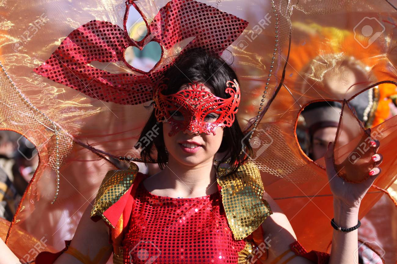 ブルガリア 15 年 1 月 31 日 伝統的な仮面舞踏会の衣装の女性を見て 仮面舞踏会ゲーム Surva ペルニク ブルガリアでの国際映画祭 撮影 15 年 1 月 31 日 の写真素材 画像素材 Image