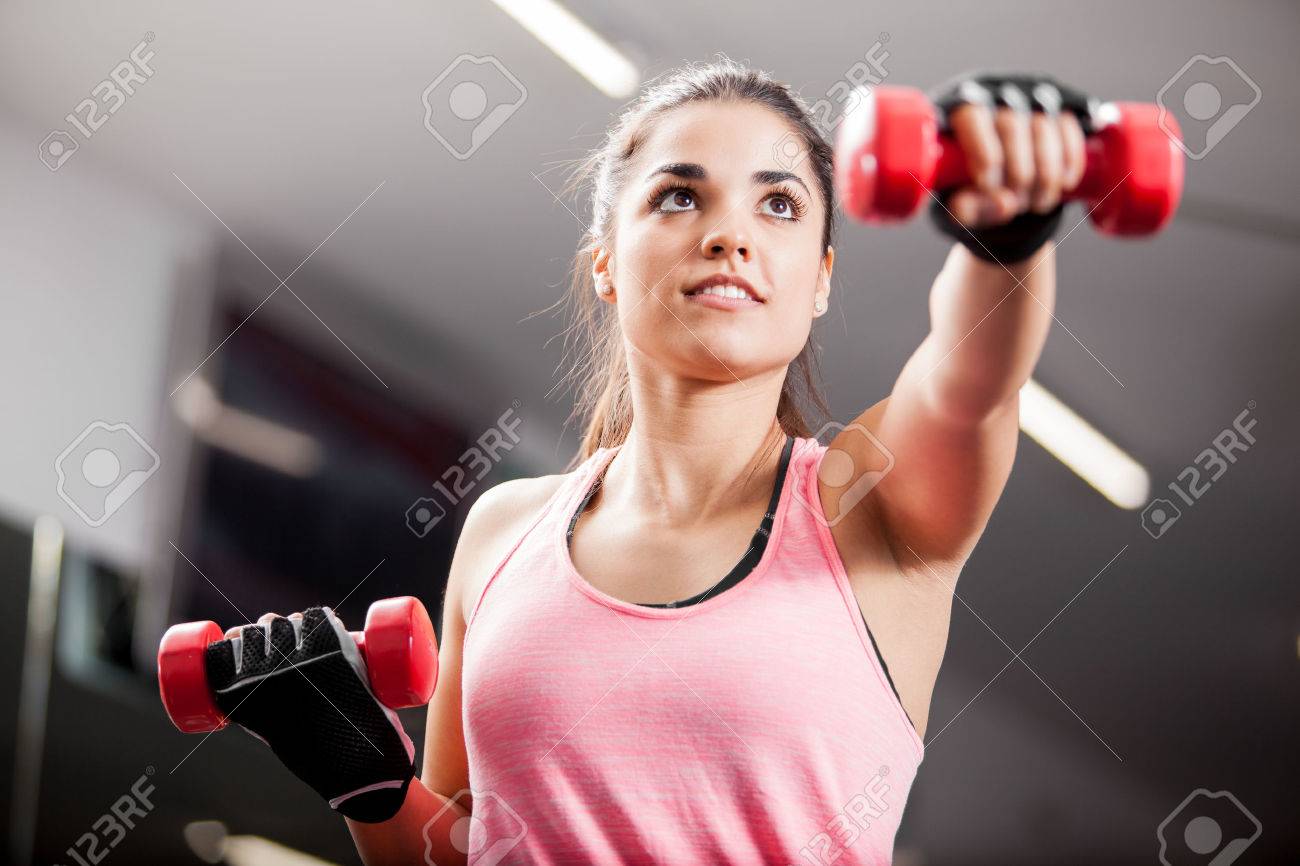 Gewichtsverlust Routine in der Turnhalle Frau Gewichtsverlust Routine in der Turnhalle Frau