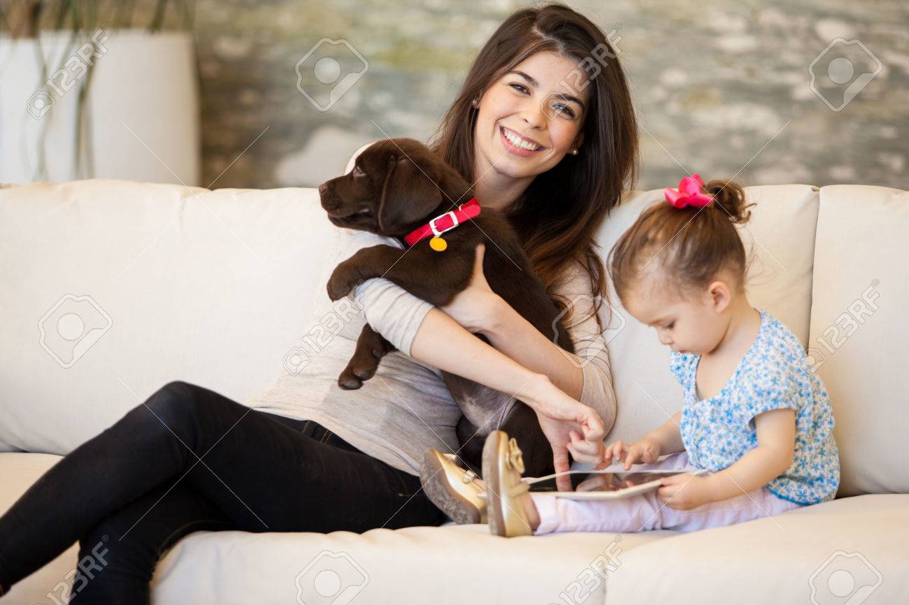 かわいい若いお母さん彼女の娘と子犬と過ごす時間 の写真素材 画像素材 Image