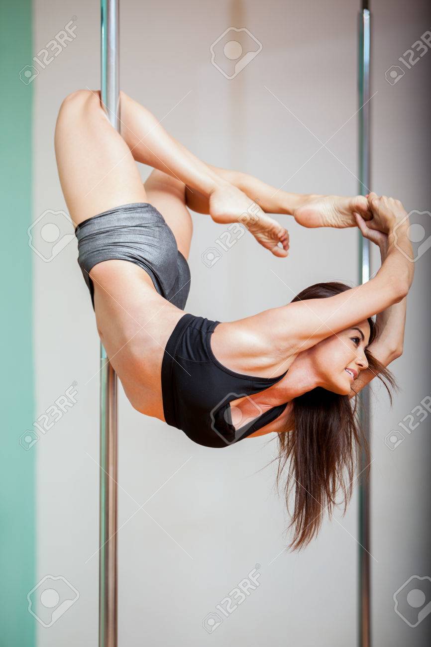 彼女のポールダンスの練習低画角を楽しむキュートで 運動のヒスパニック系女性 の写真素材 画像素材 Image 彼女のポールダンスの練習低画角を楽しむキュートで 運動のヒスパニック系女性 の写真素材 画像素材 Image