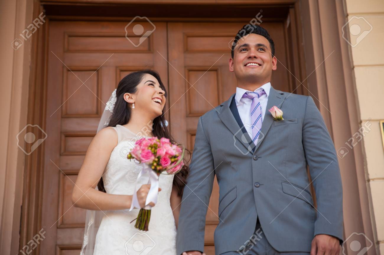New Mari Et La Femme En Dehors D Une Eglise Le Jour De Leur Mariage Banque D Images Et Photos Libres De Droits Image