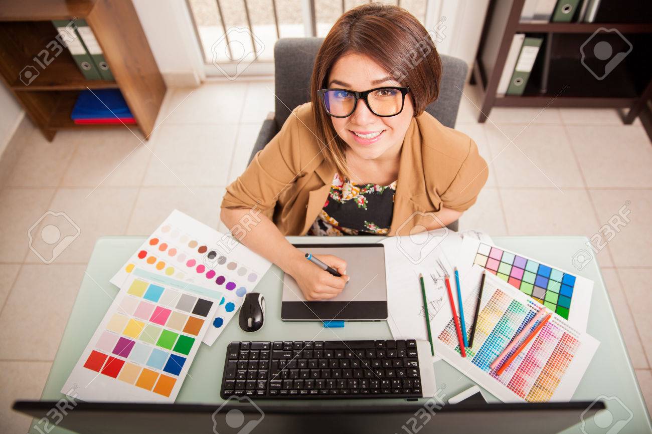 格好いい女性のデザイナー彼女の仕事を楽しんで 笑顔の平面図 の写真素材 画像素材 Image