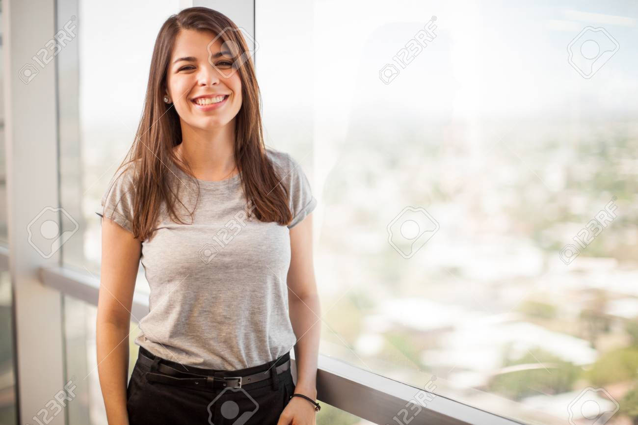 かなり若いヒスパニック系女性カジュアルな服装し 彼女のオフィスで景色を楽しみながら の写真素材 画像素材 Image かなり若いヒスパニック系女性カジュアルな服装し 彼女のオフィスで景色を楽しみながら の写真素材 画像素材 Image