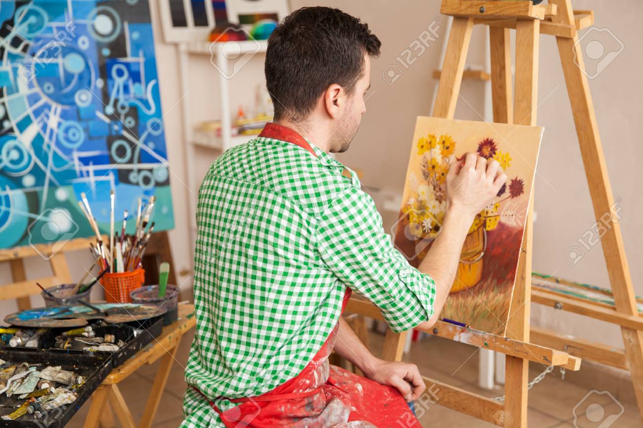 Художники работают в студии. Человек за мольбертом. Профессиональный художник. Студия художника. Профессия художник.