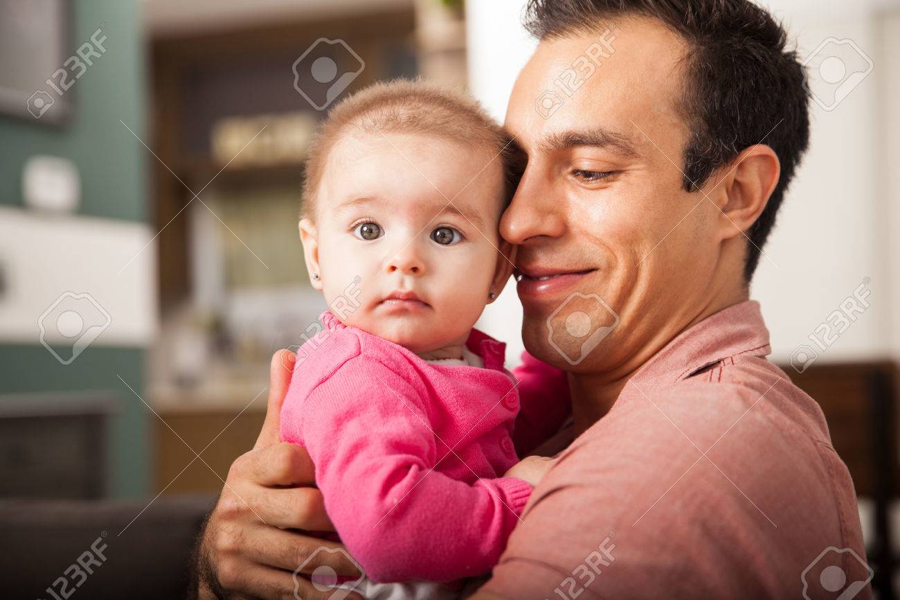 Joven Orgulloso Papa Solo Con Su Hija Bebe Cerca De El Mientras Se Relaja En El Pais Fotos Retratos Imagenes Y Fotografia De Archivo Libres De Derecho Image
