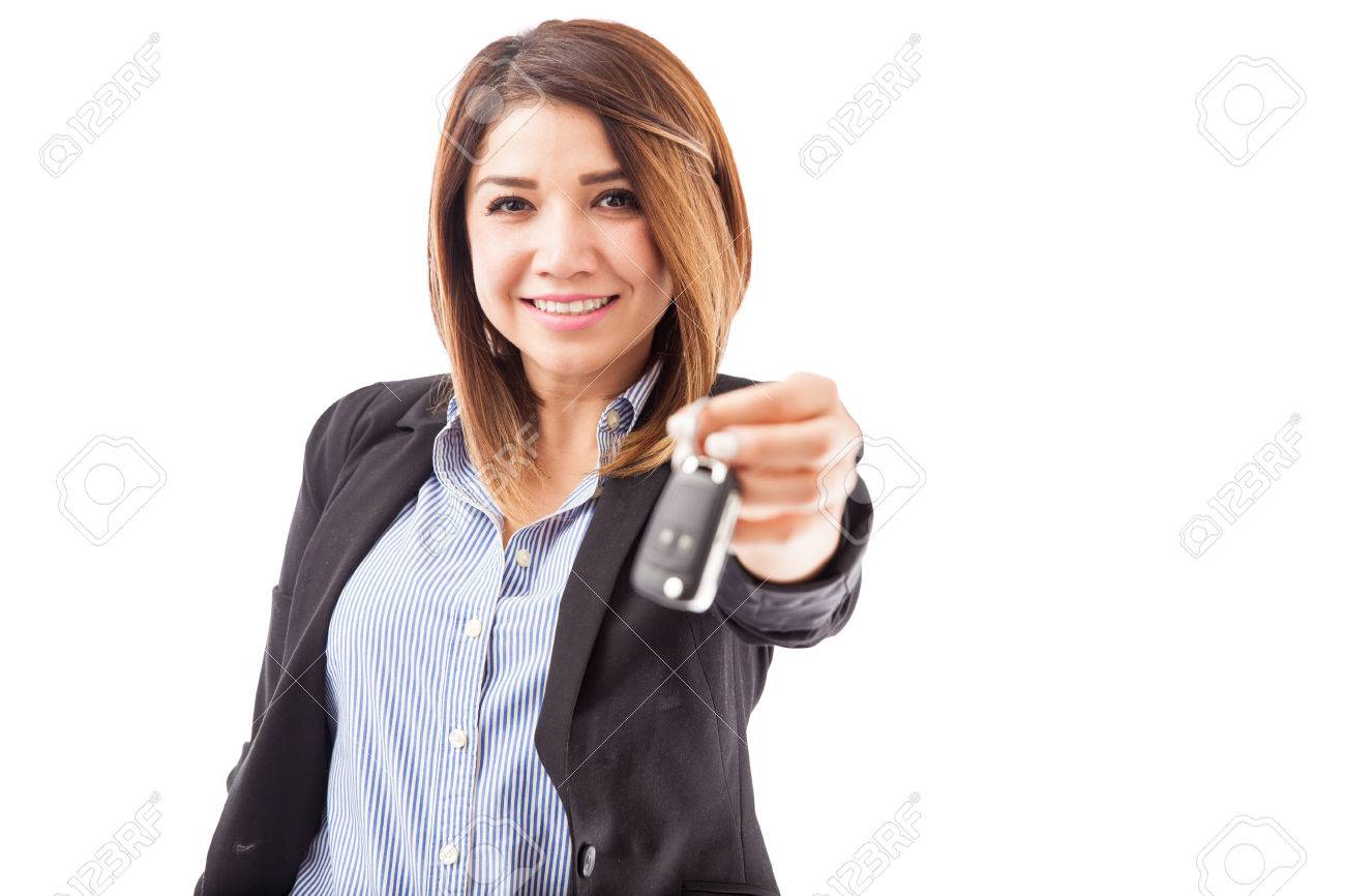 新しい車のキーを渡すと笑顔のディーラーでかなり女性の営業担当者 の写真素材 画像素材 Image 55590645