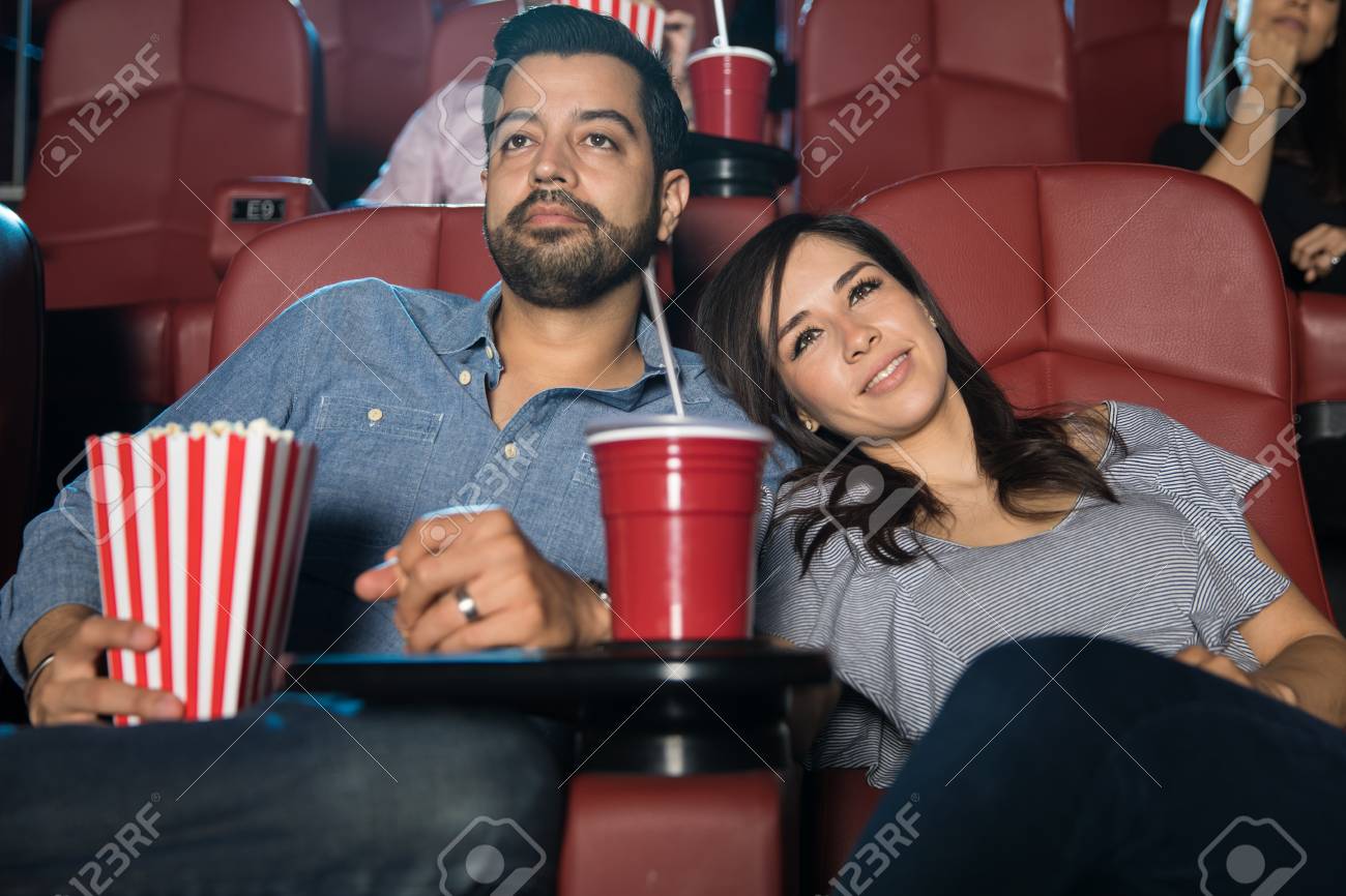 映画館でデート中一緒に良い時間を過ごして良いの探しているカップル の写真素材 画像素材 Image