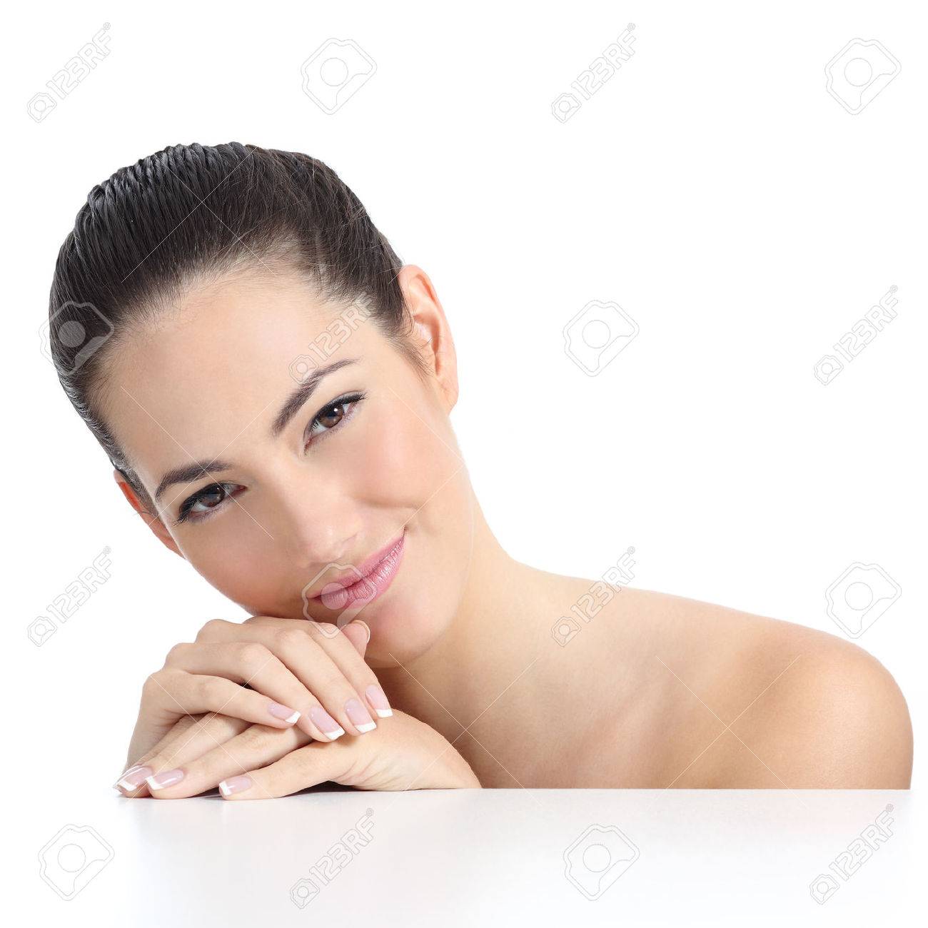 Cara Piel Suave Mujer De La Belleza Las Manos Con Manicure Francés Aislado En Un Fondo Blanco Fotos, Retratos, Imágenes Y Fotografía De Archivo Libres De Derecho. 31054801.