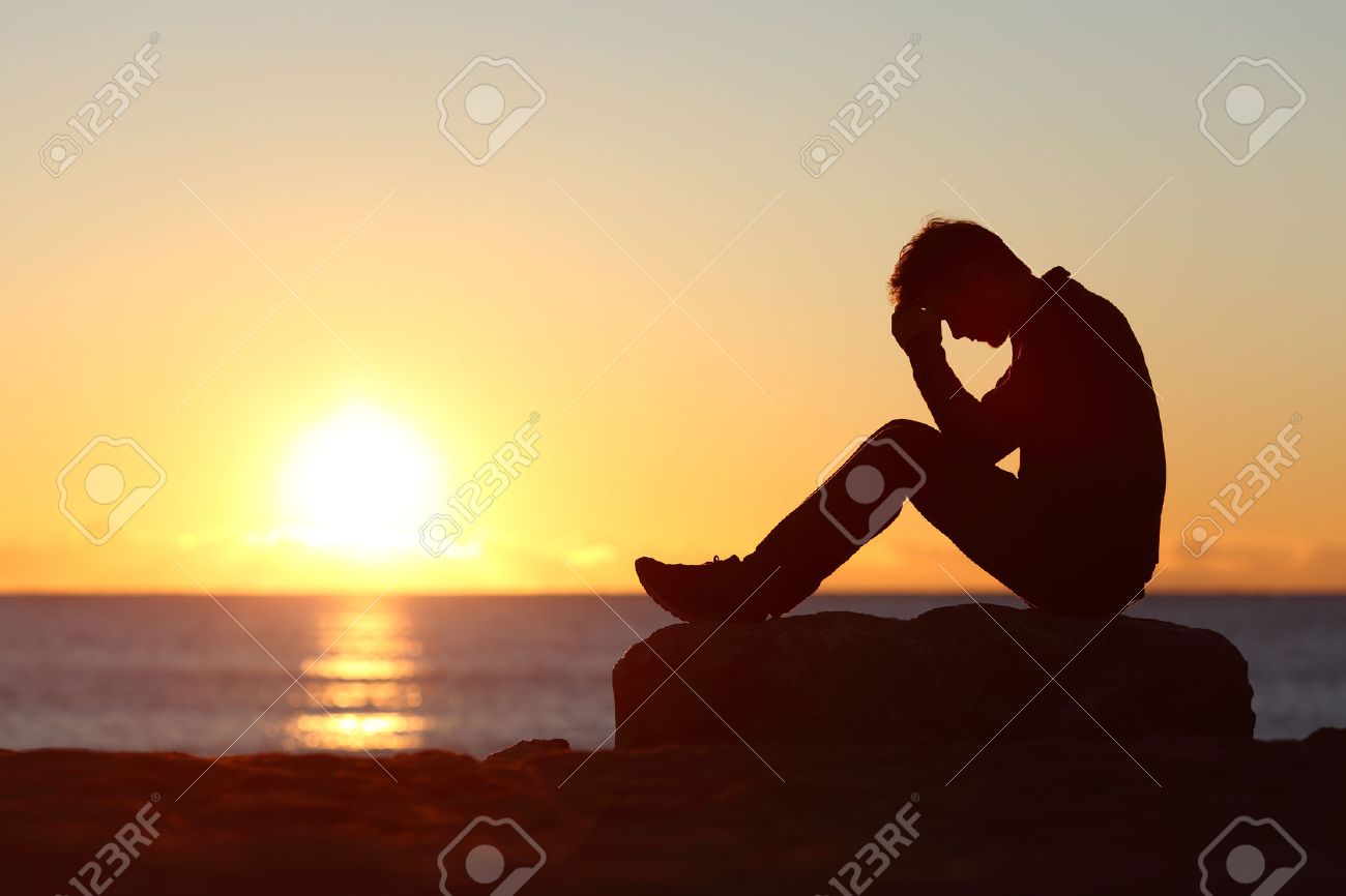 Homme Triste Silhouette Inquiet Sur La Plage Au Coucher Du Soleil Avec Le Soleil En Arriere Plan Banque D Images Et Photos Libres De Droits Image