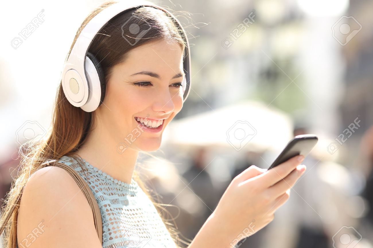Femme écoutant De La Musique Avec Un Casque Sans Fil à Partir Dun