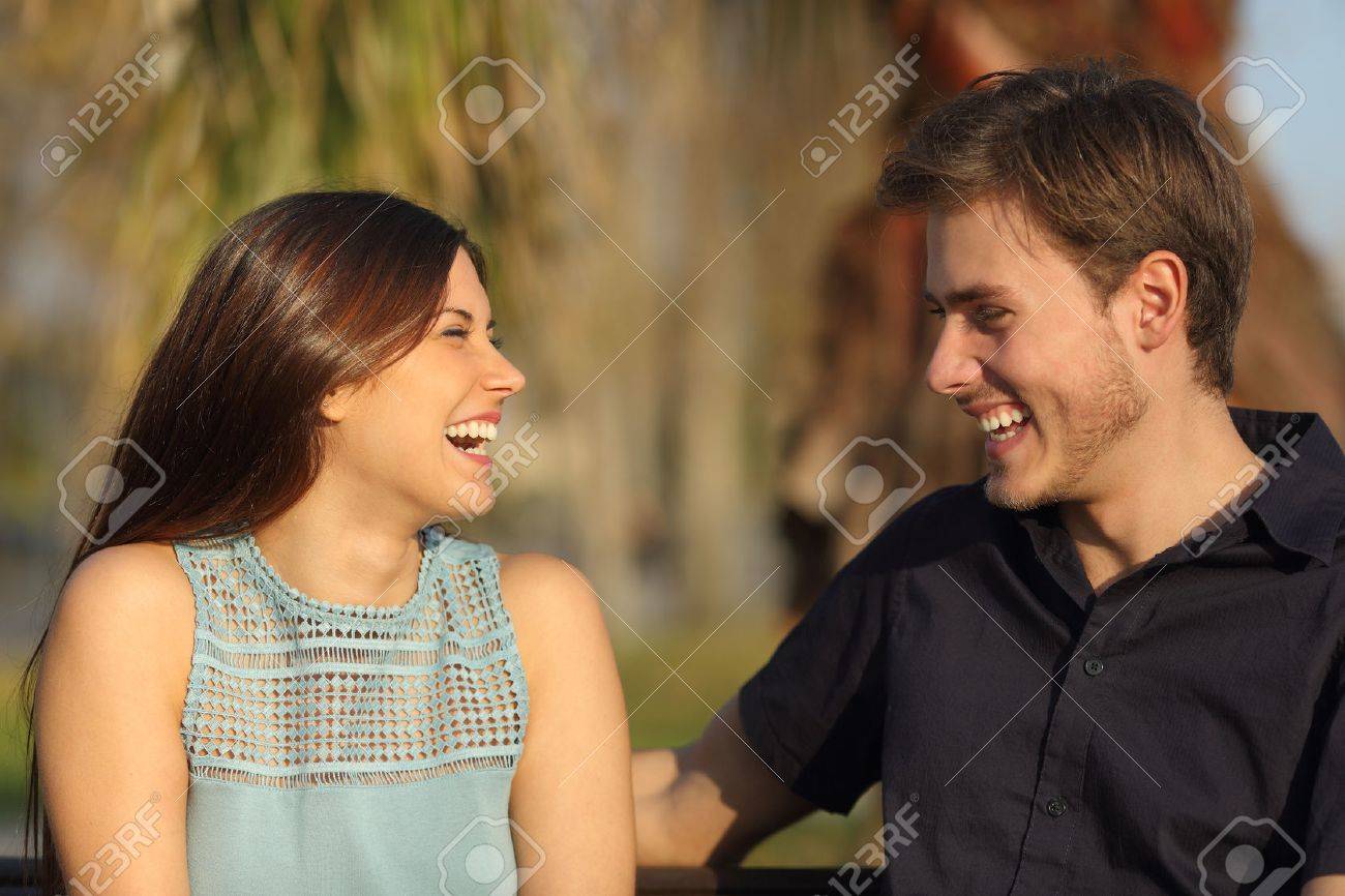 Amigos O Pareja Riéndose Y Teniendo Una Conversación Sentado En Un Banco En Un Parque Fotos, Retratos, Imágenes Y Fotografía De Archivo Libres De Derecho. Image 38197173. Amigos O Pareja Riéndose Y Teniendo Una Conversación Sentado En Un Banco En Un Parque Fotos, Retratos, Imágenes Y Fotografía De Archivo Libres De Derecho. Image 38197173.