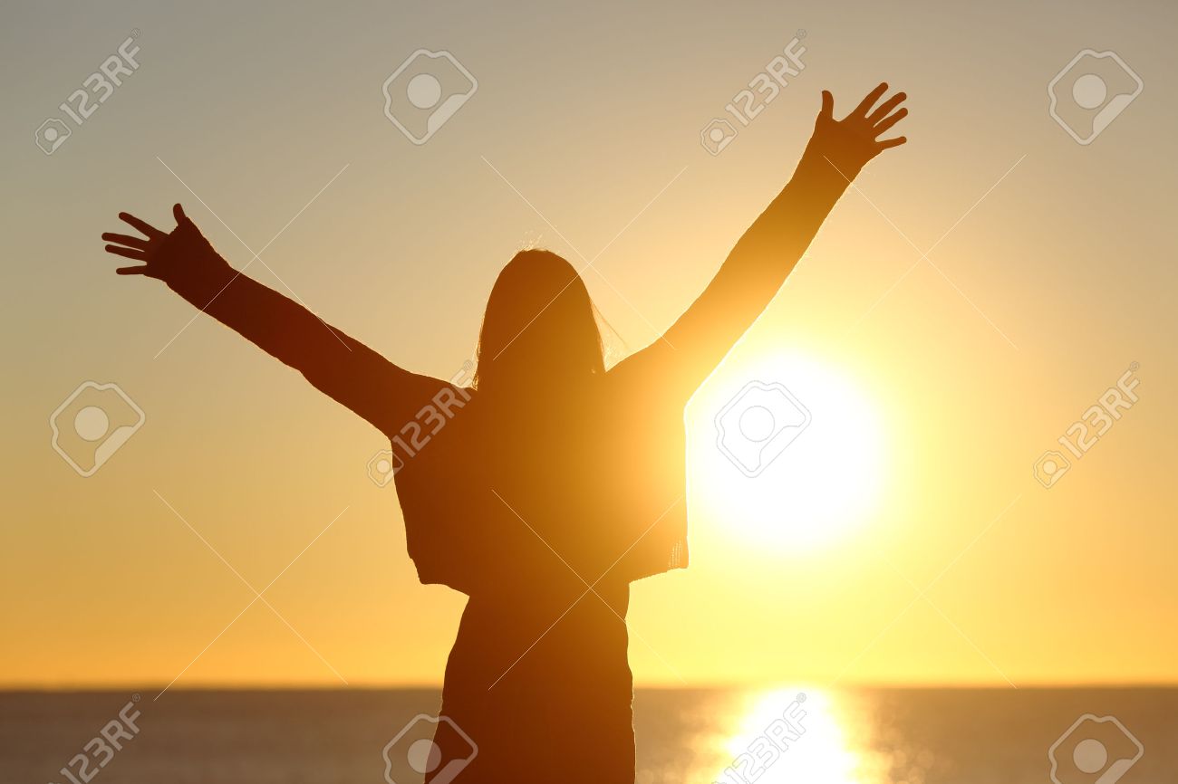 バック グラウンドで太陽の日の出を見て腕を上げる無料幸せな女 の写真素材 画像素材 Image