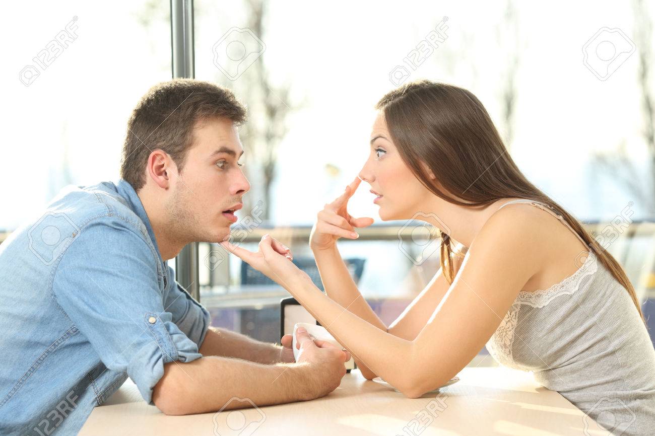 彼が言っている腹の女の子の胸の谷間を見てください 驚かれるカジュアルな男のプロファイルが喫茶店でデート中目で私を見てください の写真素材 画像素材 Image