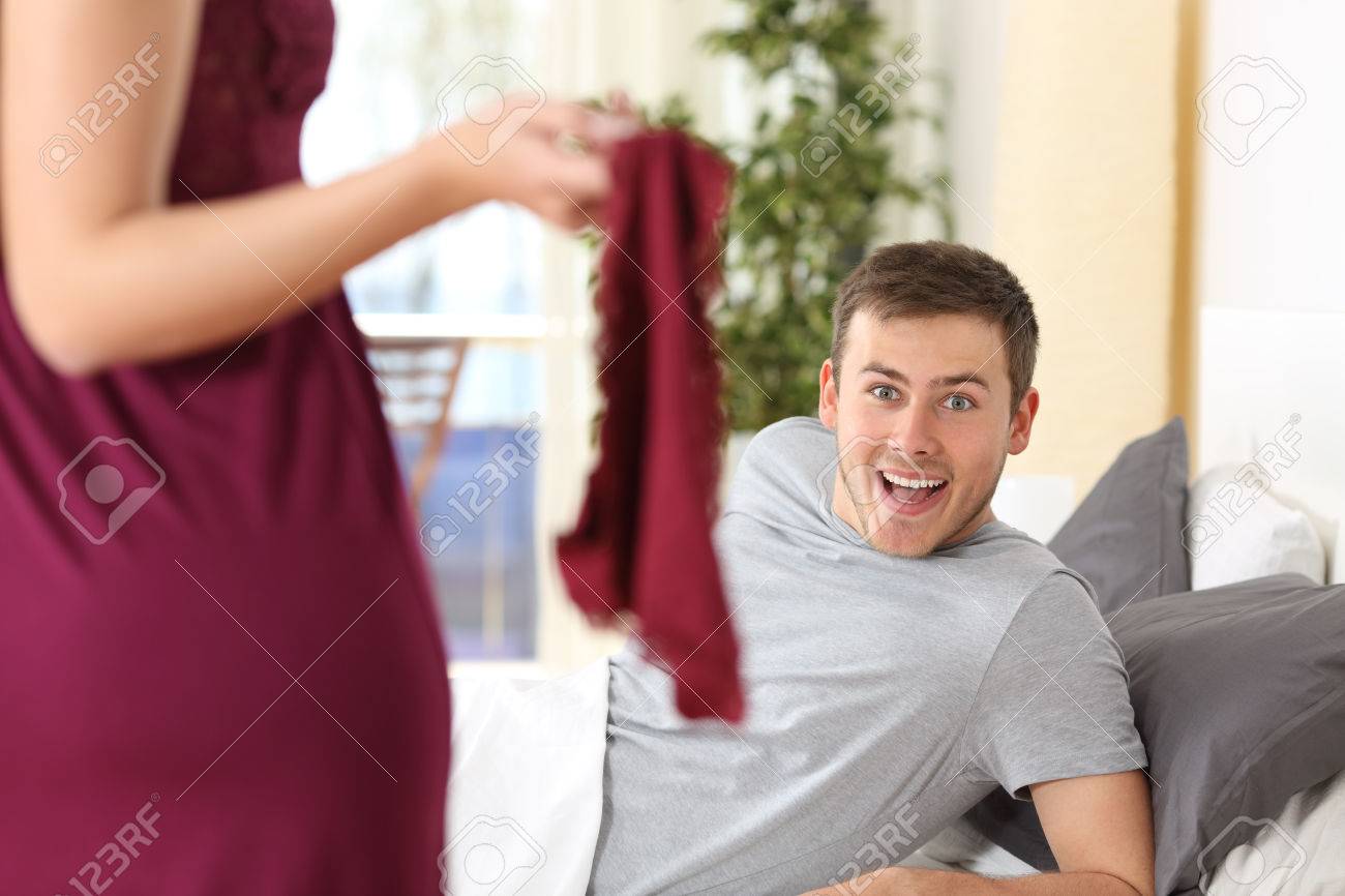 Er hat Sex mit seiner sexy jungen Freundin Er hat Sex mit seiner sexy jungen Freundin