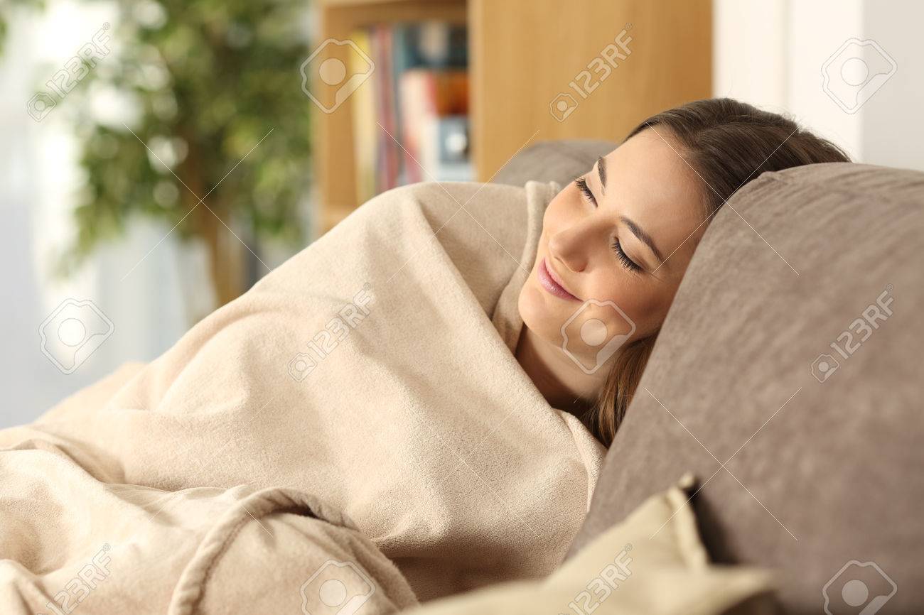 72064286-relajado-ni%C3%B1a-durmiendo-cubierto-con-una-c%C3%A1lida-manta-sentada-en-un-sof%C3%A1-c%C3%B3modo-en-la-sala-de-estar-en-casa.jpg