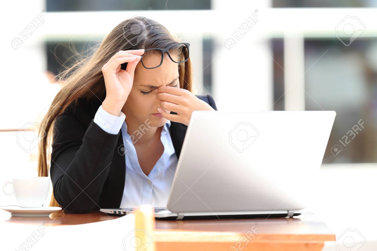 コーヒーショップに座ってラインで働いている眼精疲労に苦しむ疲れた労働者女性 の写真素材 画像素材 Image コーヒーショップに座ってラインで働いている眼精疲労に苦しむ疲れた労働者女性 の写真素材 画像素材 Image