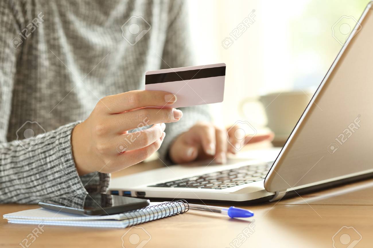 クレジット カードと自宅でデスクトップにノート パソコン、行で払って 