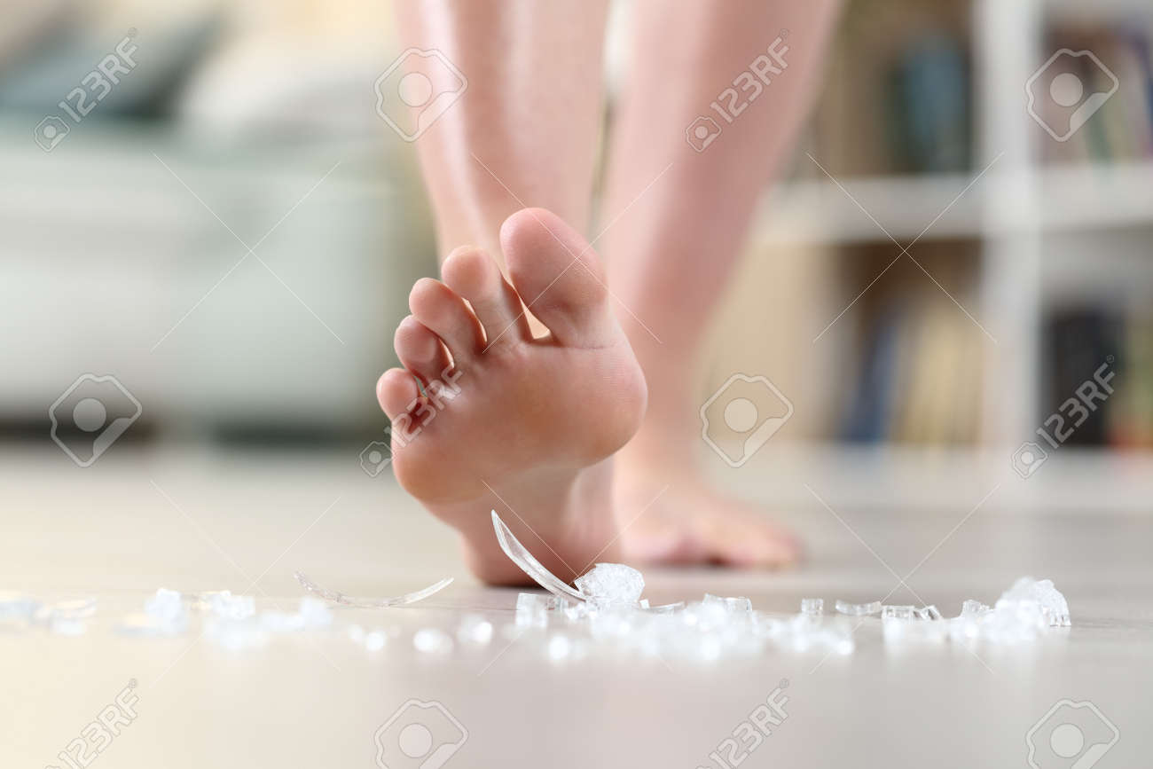 Разбить стекло. Наступить на разбитое стекло. Наступить на разбитое стекло. Картина разбитого стекла. Наступить на разбитое стекло.