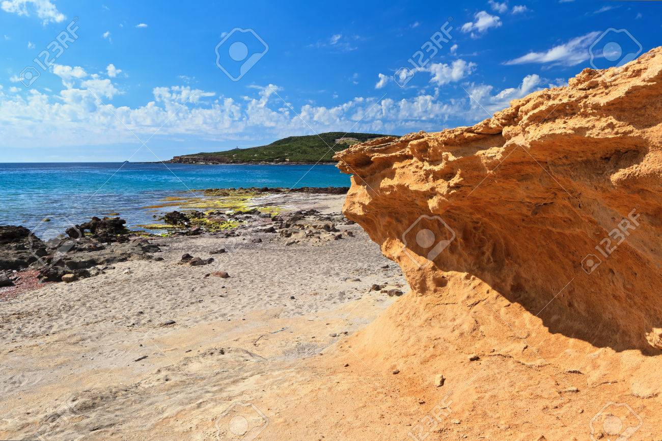 Vue De La Plage Caletta Dans Lîle De San Pietro Avec Le Beau Granit Rose érodé Par La Mer Sardaigne Italie