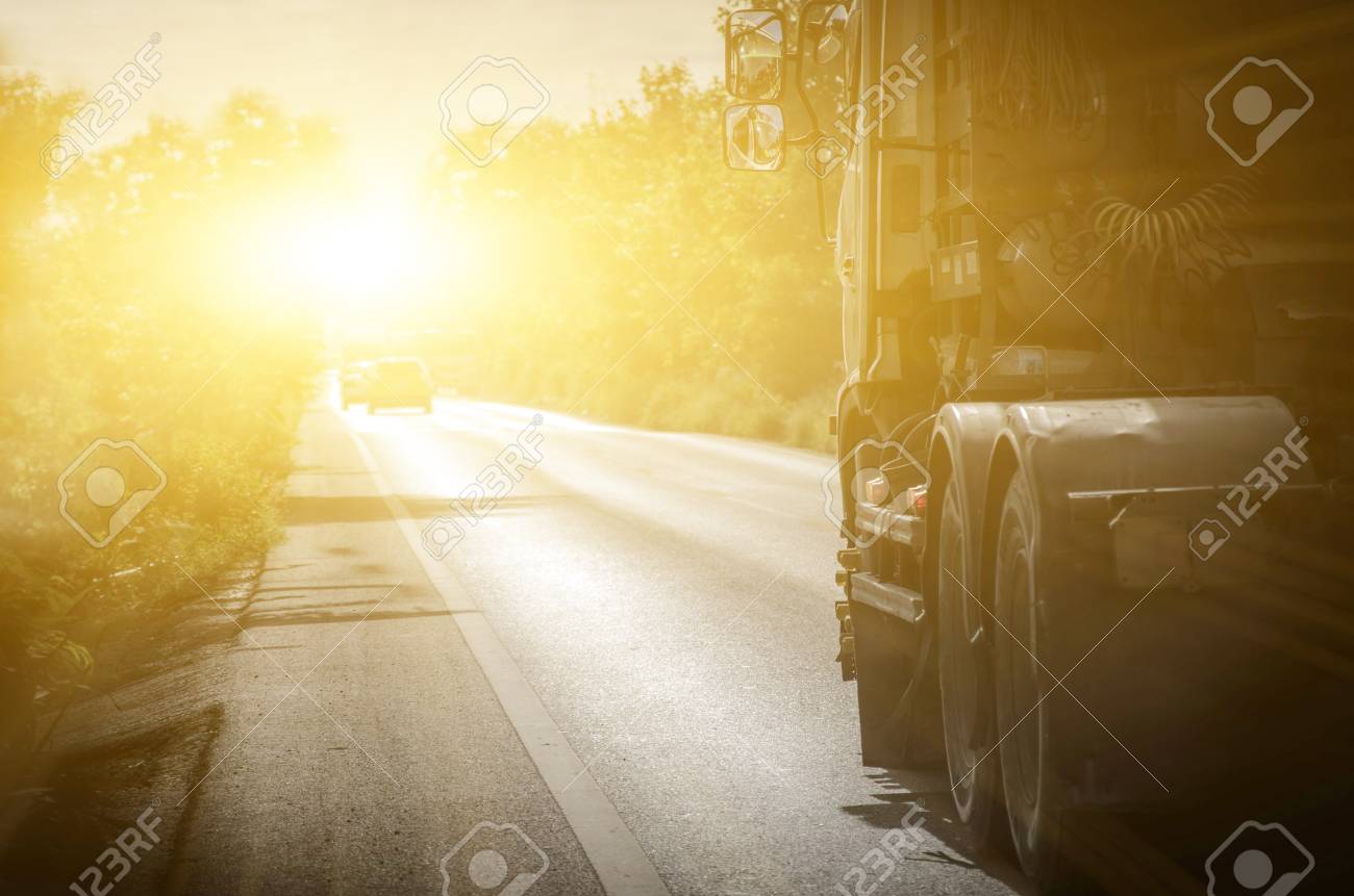 Semi Caminhao Na Estrada Ao Por Do Sol Conceito De Negocio De Transporte Por Caminhao Fotos Retratos Imagenes Y Fotografia De Archivo Libres De Derecho Image 84372790