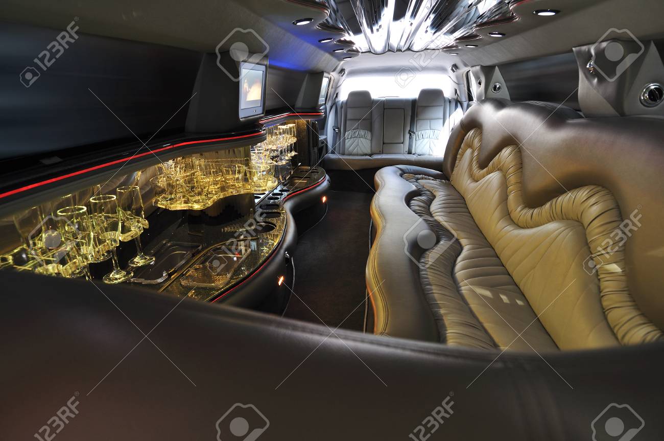 人なしの黄色のカラフルなライトとリムジンのインテリア の写真素材 画像素材 Image