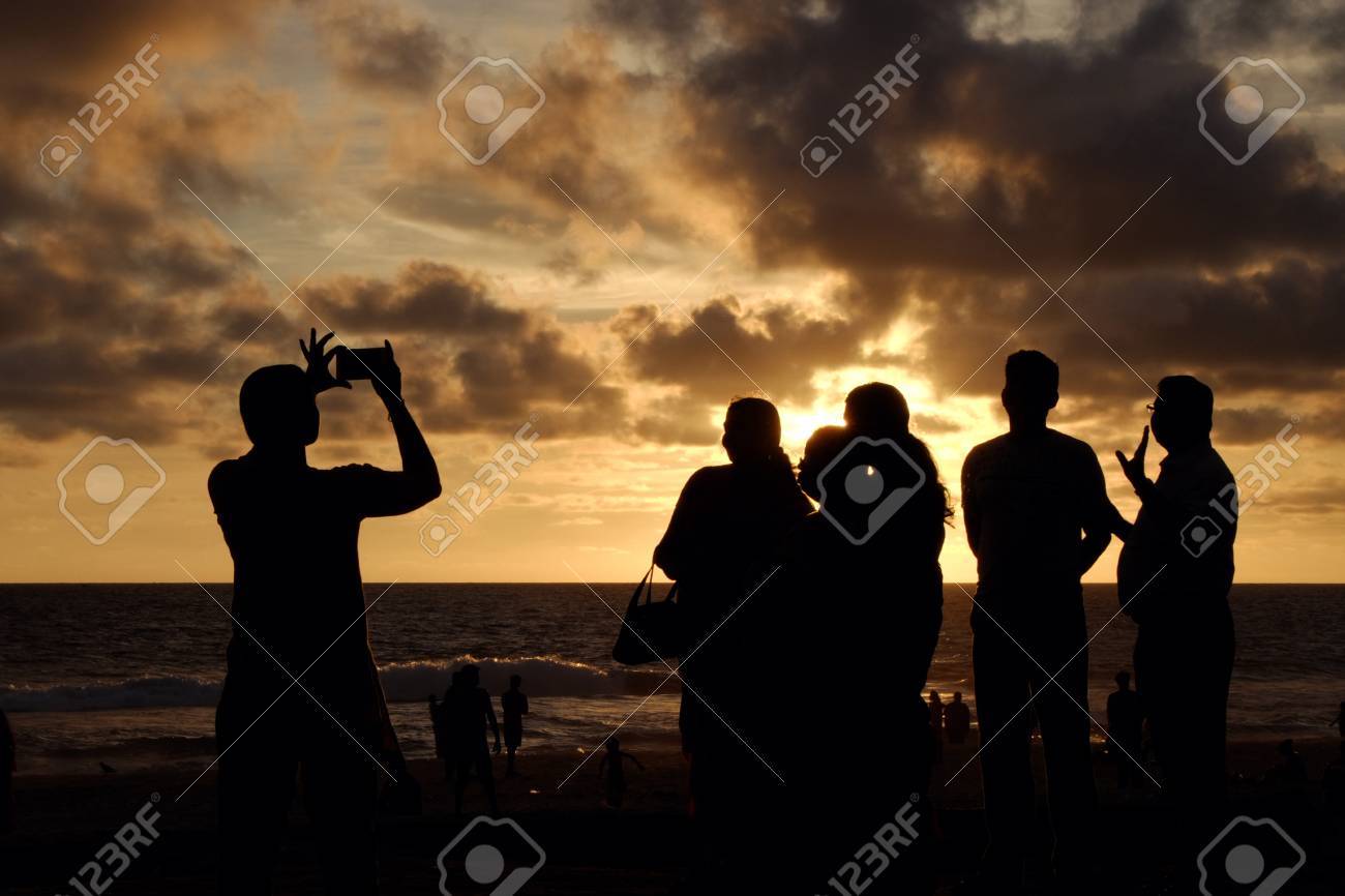 インド バルカラ A Mrch 05 17 インド洋のビーチで夕日を見ている人のシルエット ヴァルカラ南インド ケララ州 その温泉で知られる州の町 の写真素材 画像素材 Image
