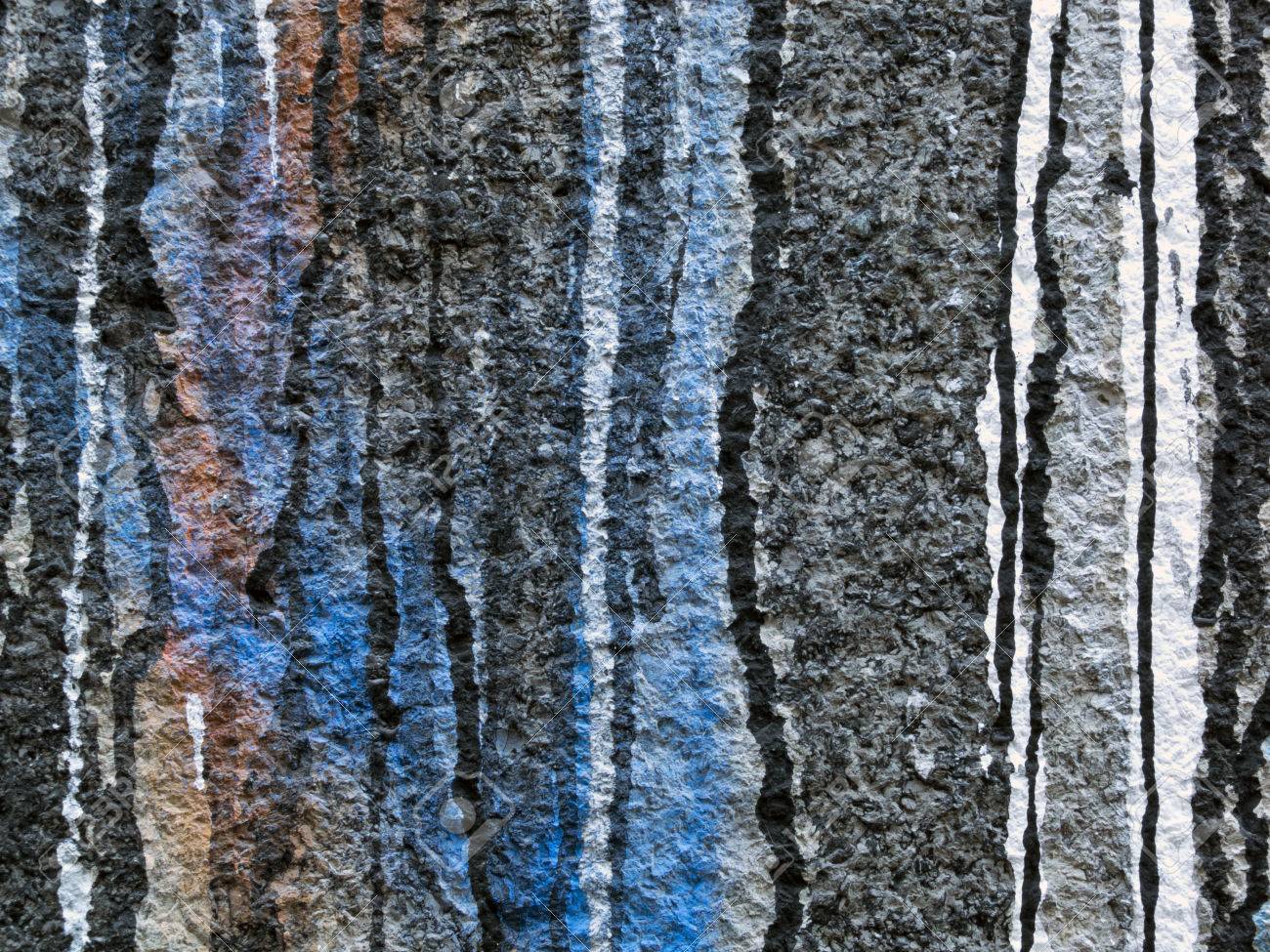 Versé Ruisselant Blanc Noir Rouge Orange Jaune Et Bleu Peinture Sur Un Mur Gris Abstrait Art Blanc