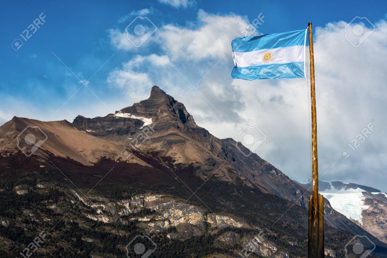 Argentina Bandera Al Viento Delante De La Montana De Cerro Moreno En El Parque Nacional Los Glaciares Argentina Fotos Retratos Imagenes Y Fotografia De Archivo Libres De Derecho Image