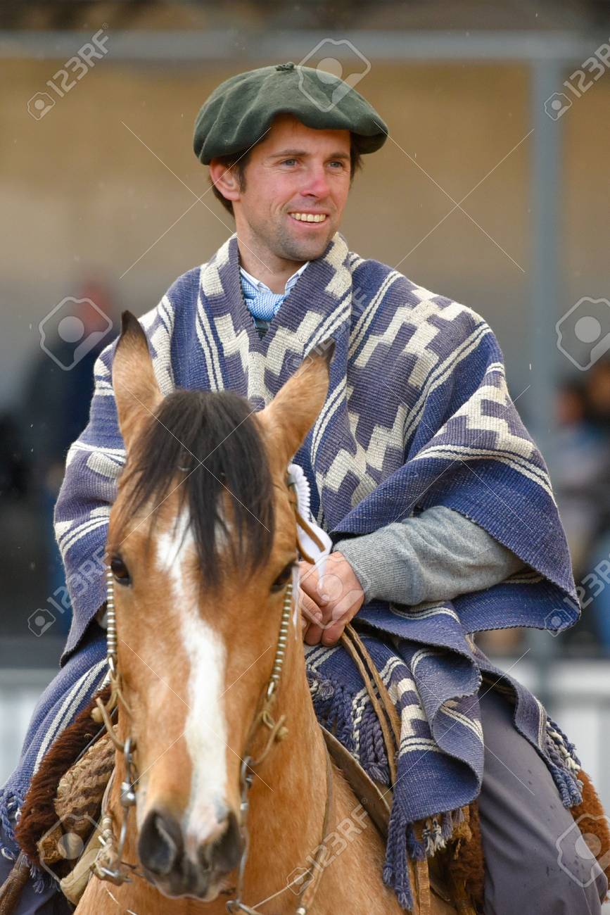 Buenos Aires, Argentina Jul 2016: Un Vaquero Gaucho Montado En Un Caballo Durante Una Presentación En La Exposición Rural. Fotos, Retratos, Imágenes Y Fotografía De Archivo Libres De Derecho. Image