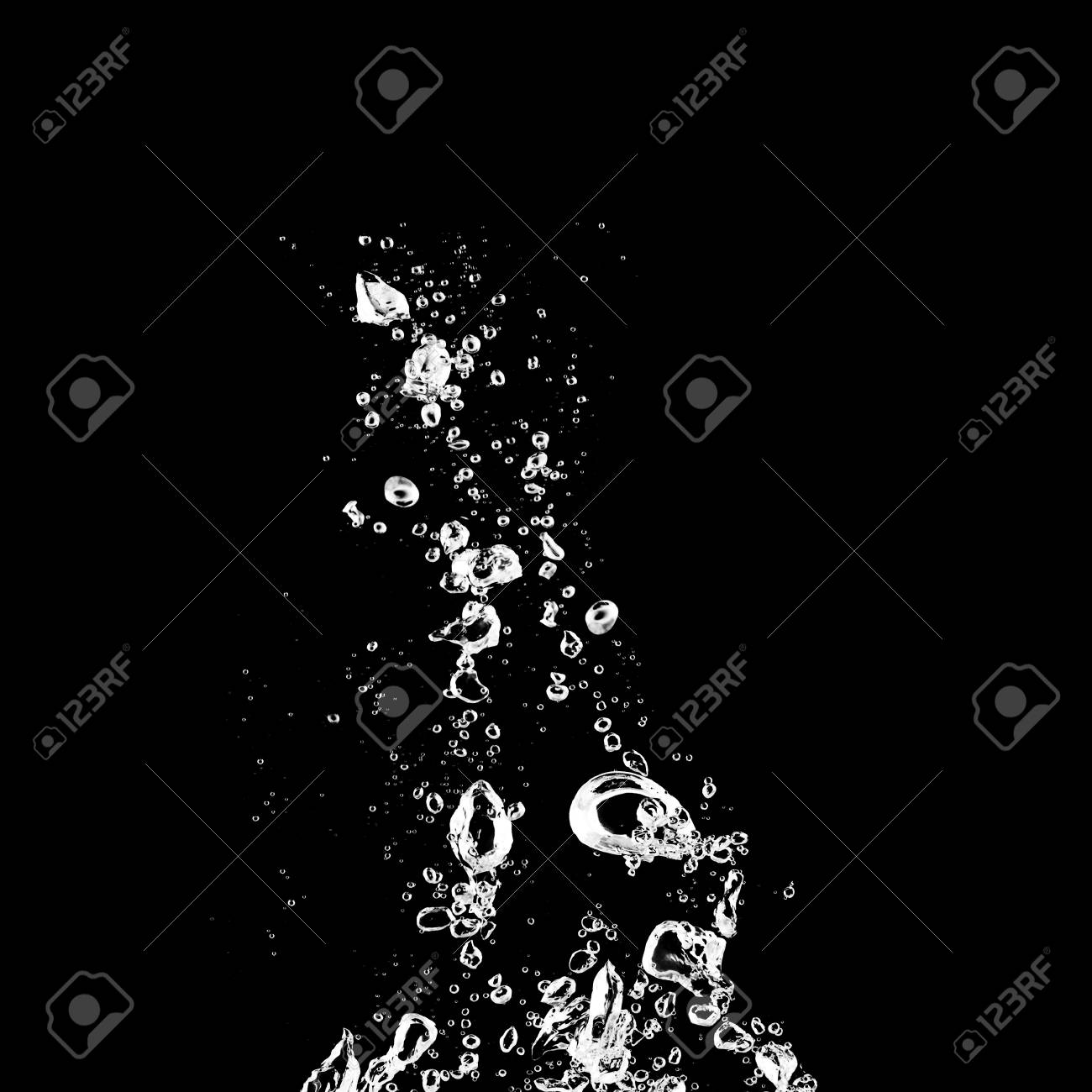 透明な水スプラッシュ黒背景 の写真素材 画像素材 Image