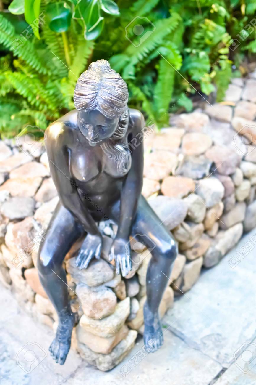 石の女性の銅像1m50くらい