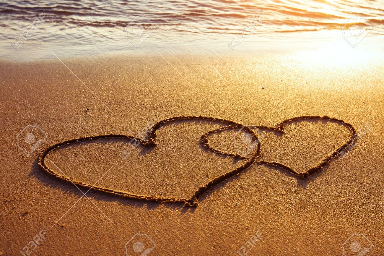 Flitterwochen Oder Valentinstag Grusse Auf Dem Sand Zwei Herzen Lizenzfreie Fotos Bilder Und Stock Fotografie Image 20477832