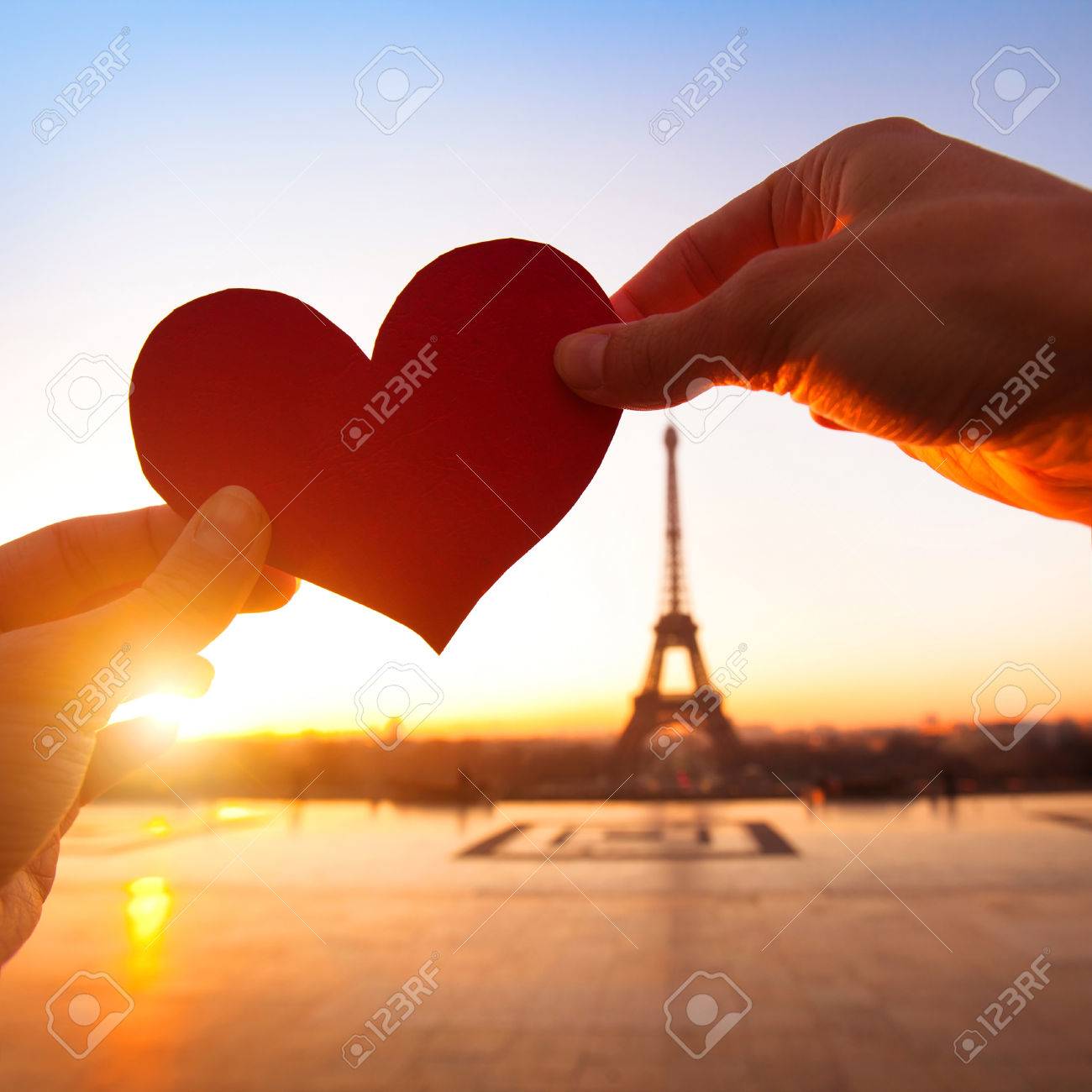 Herz In Die Hande Liebendes Paar In Paris Frankreich Lizenzfreie Fotos Bilder Und Stock Fotografie Image 53069840