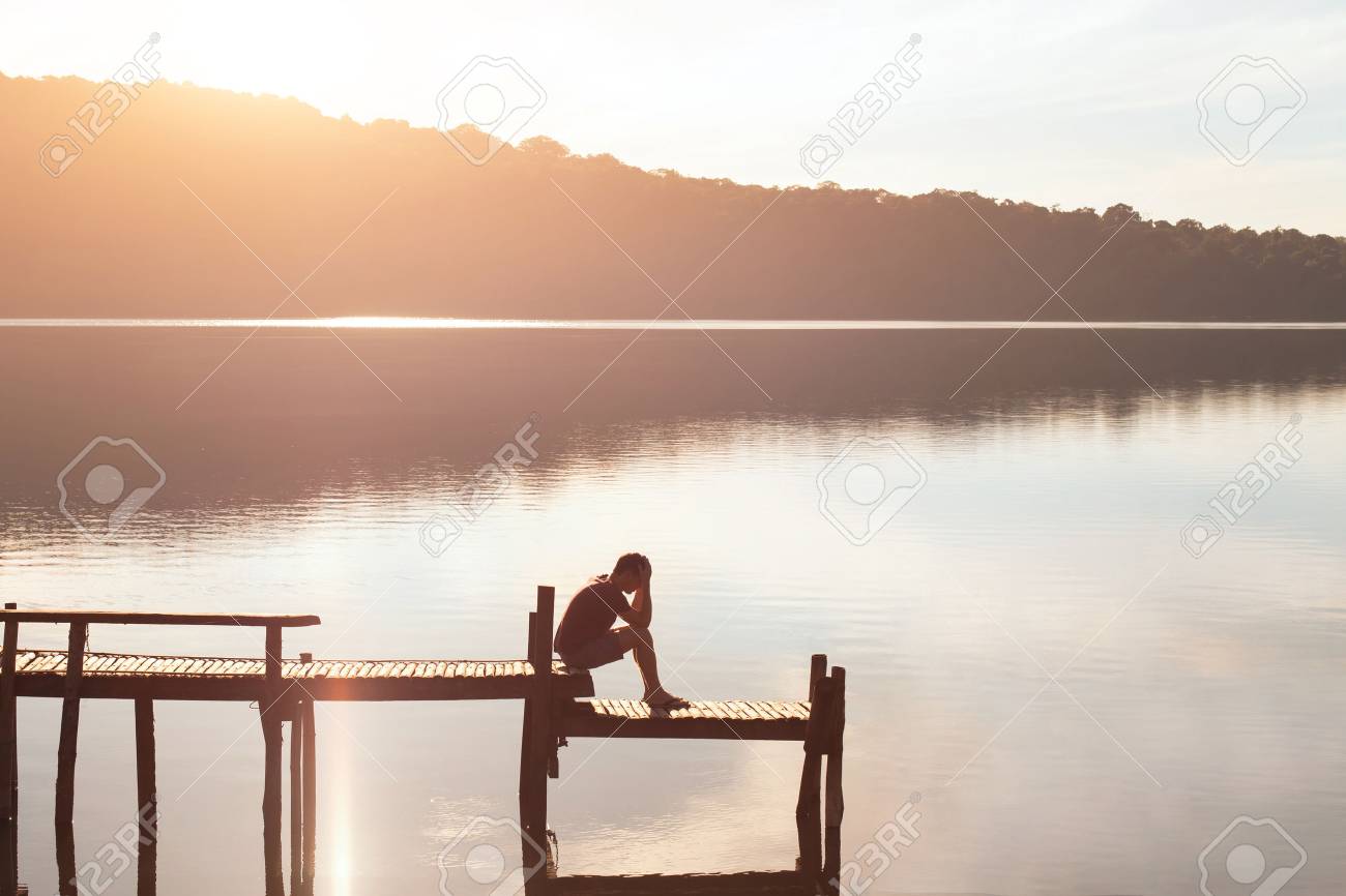 Abandonne Triste Homme Desespere Assis Seul Problemes Et Solitude Concept D Echec Banque D Images Et Photos Libres De Droits Image